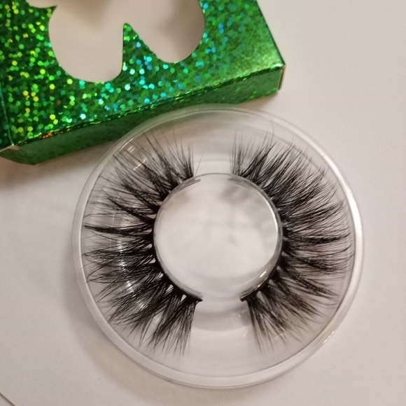 Eye lashes and I Envy blk lash glue - Picture 5 of 8